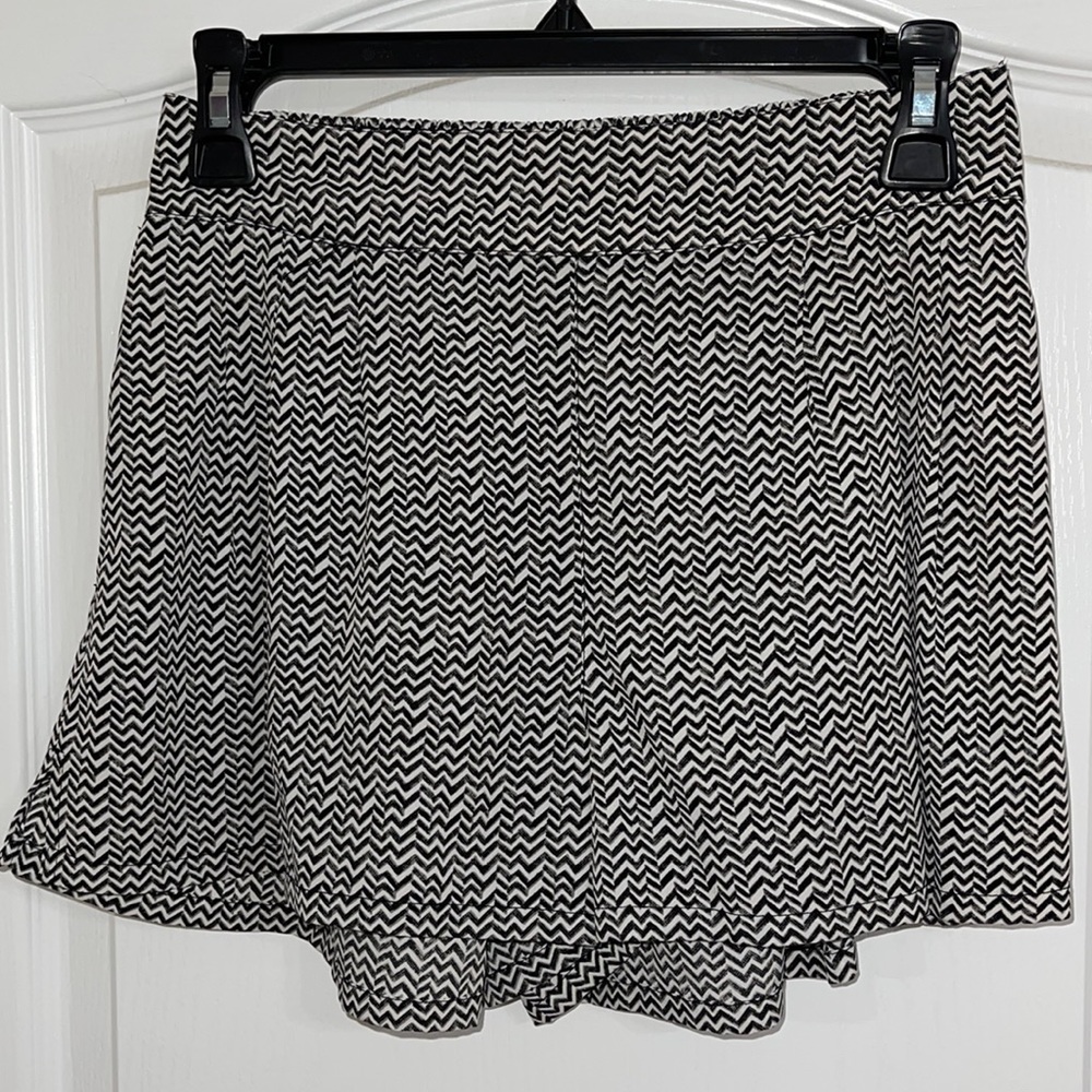 American Eagle Black and White Chevron Shorts